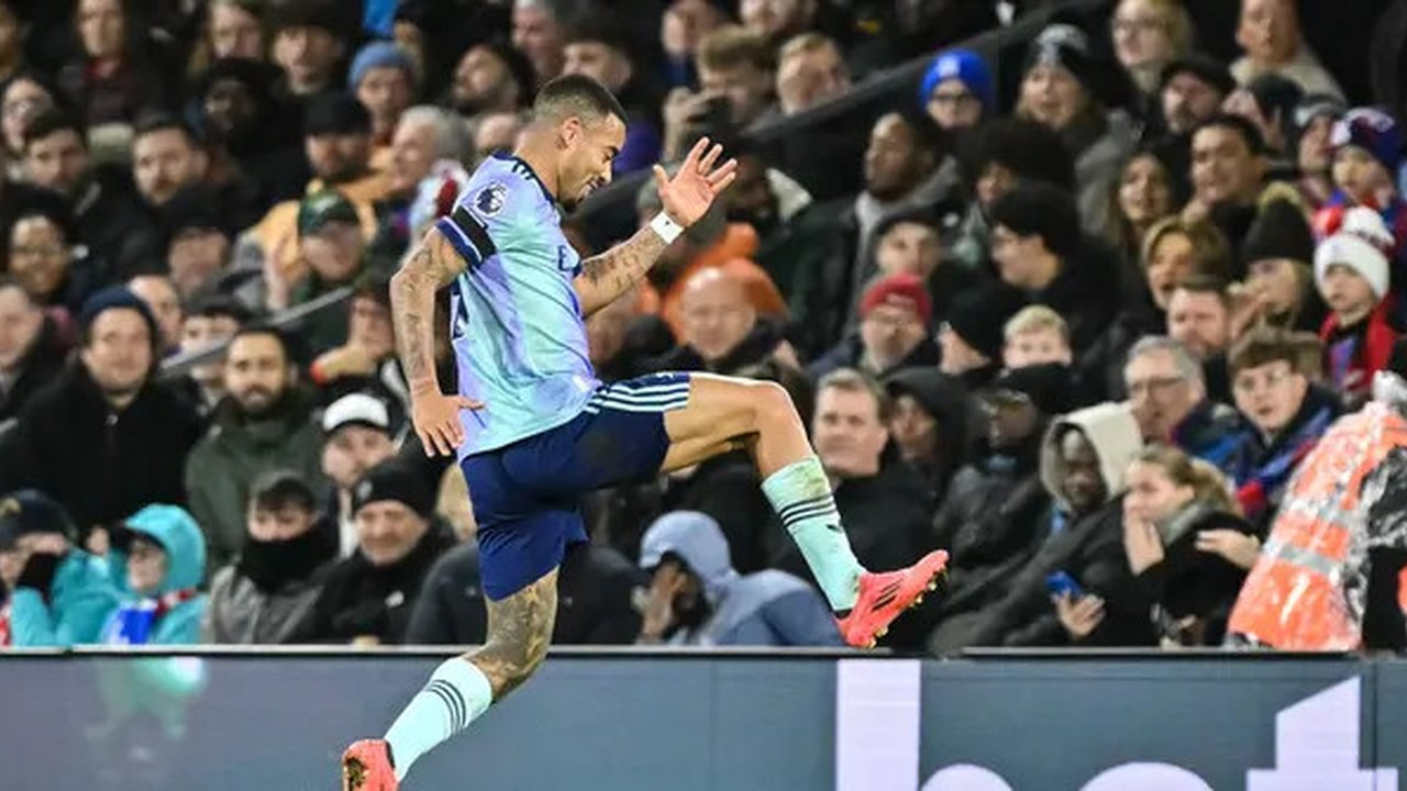 Momen striker Arsenal, Gabriel Jesus cetak gol ke gawang Crystal Palace di ajang Liga Inggris. (Glyn KIRK / AFP)