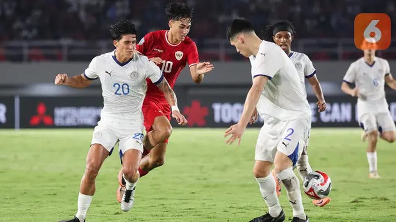 Pemain Timnas Indonesia, Rafael Struick berusaha melewati pemain Filipina, Michael Tribaco Kempter saat laga Grup B Piala AFF 2024 yang berlangsung di Stadion Manahan, Solo, Jawa Teng