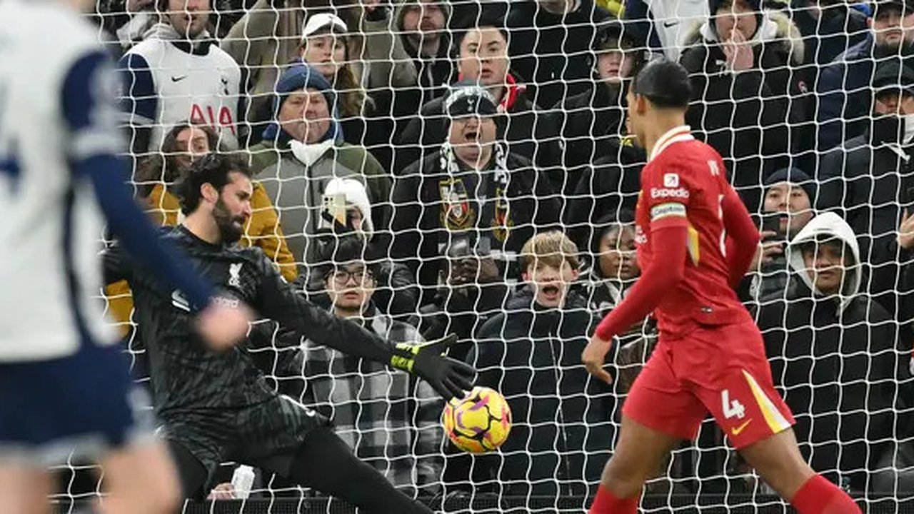 Striker Inggris Tottenham Hotspur Dominic Solanke mencetak gol ketiganya saat pertandingan sepak bola Liga Premier Inggris antara Tottenham Hotspur dan Liverpool di Stadion Tottenham Hotsp