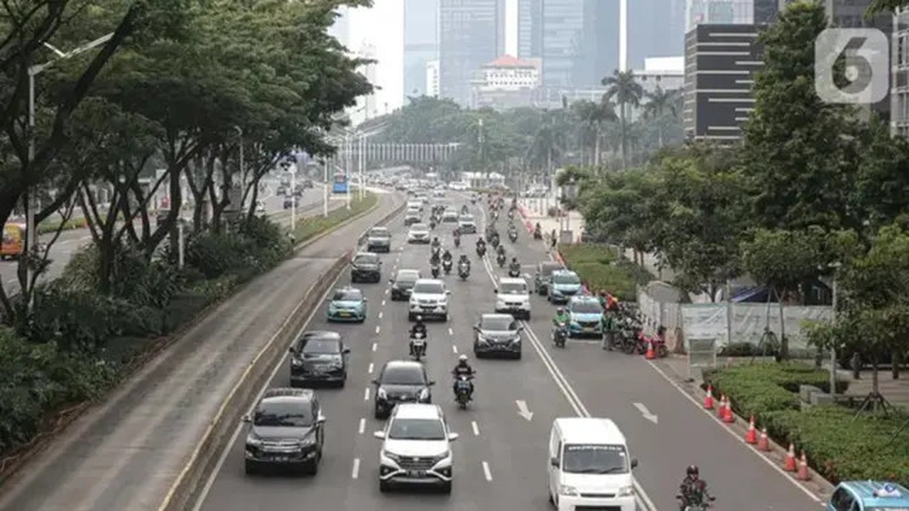 Peraturan ganjil genap Jakarta kembali berlaku di awal pekan, Senin (4/11/2024). (Liputan6.com/Faizal Fanani)