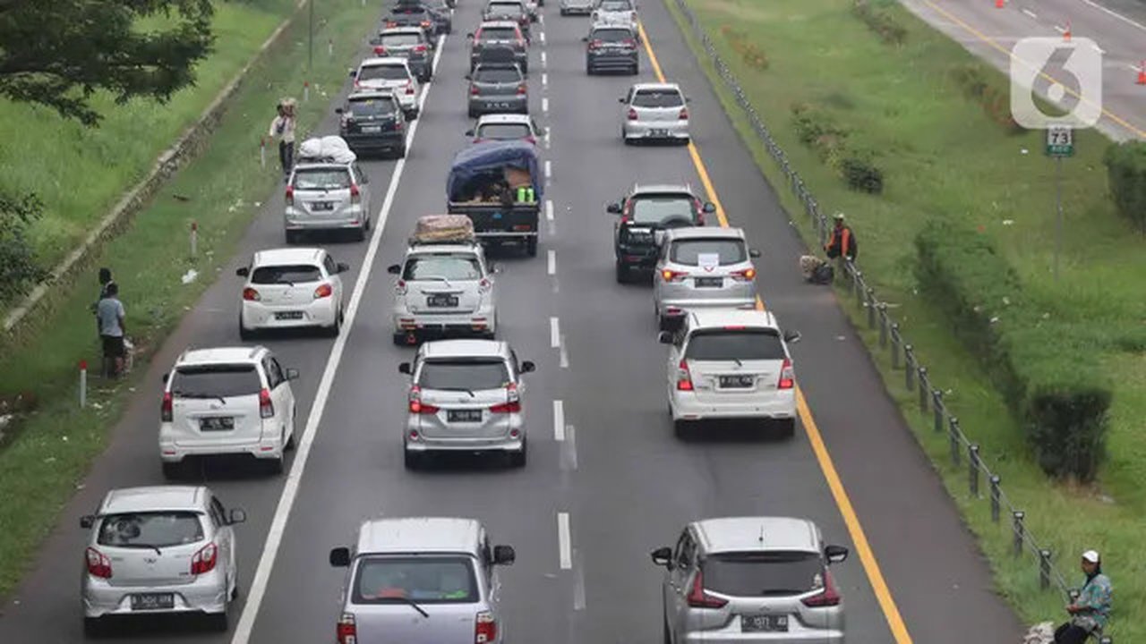 Pedagang menawarkan daganganya ke para pemudik di Jalan tol Cikopo - Palimanan KM 73, Purwakarta, Jawa Barat, Sabtu (30/4/2022). Padatnya arus lalu lintas ruas tol trans jawa, membuat peda
