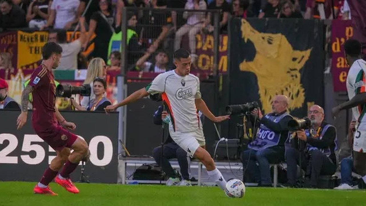 Jay Idzes beraksi saat Venezia bertandang ke markas AS Roma dalam laga Serie A 2024/2025, Minggu (29/10/2024). (Instagram/jayidzes).