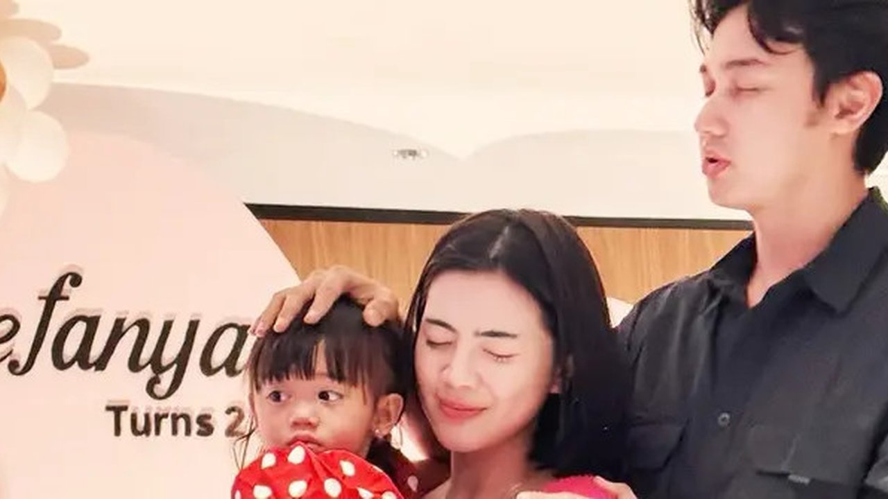 Melihat gaya serasi Hito Caesar dan Felicya Angelista yang merayakan ulang tahun anak kedua mereka bertema Minnie & Mickey Mouse. [@felicyangelista_].