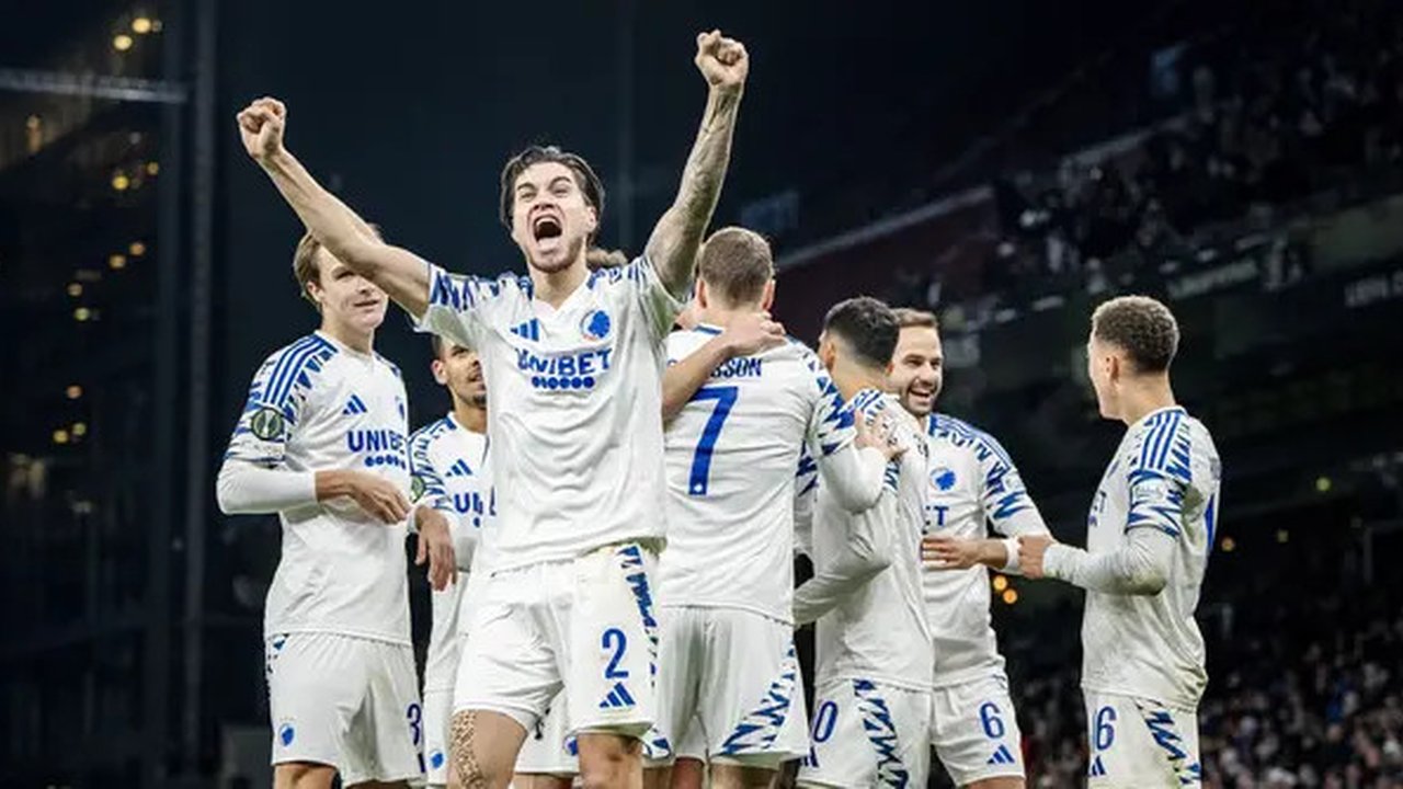 Pemain FC Copenhagen, Kevin Diks (depan) melakukan selebrasi setelah mencetak gol kedua timnya ke gawang Heart of Midlothian pada laga lanjutan UEFA Conference League 2024/2025 di Parken Stad