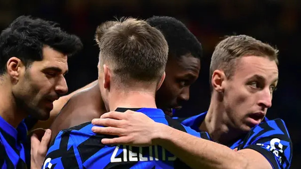 Para pemain Inter Milan merayakan gol yang dicetak Marcus Thuram ke gawang Como 1907 pada lanjutan Liga Italia 2024/2025 di Stadion Giuseppe Meazza, Selasa (24/12/2024) dini hari WIB. (Piero