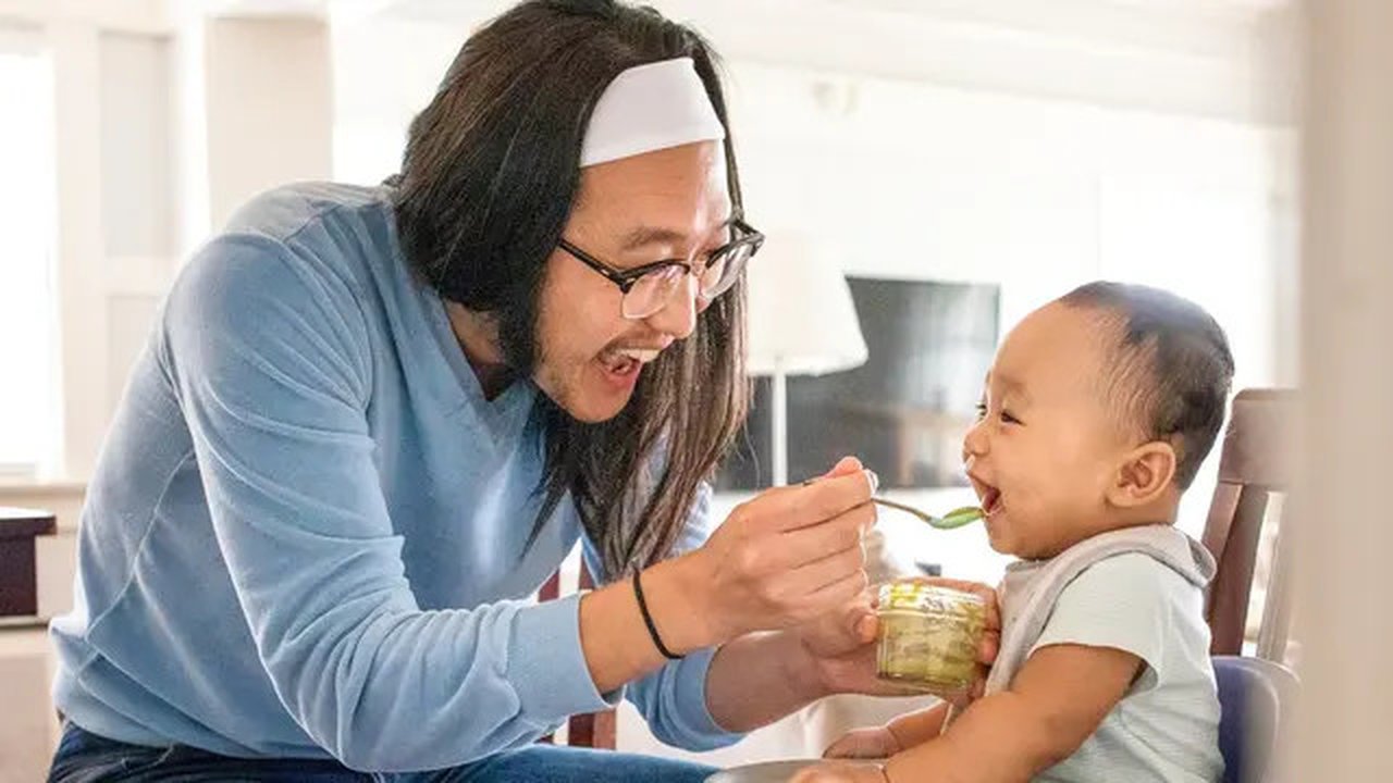 Ilustrasi Bayi Makan MPASI / Freepik by rawpixel.com