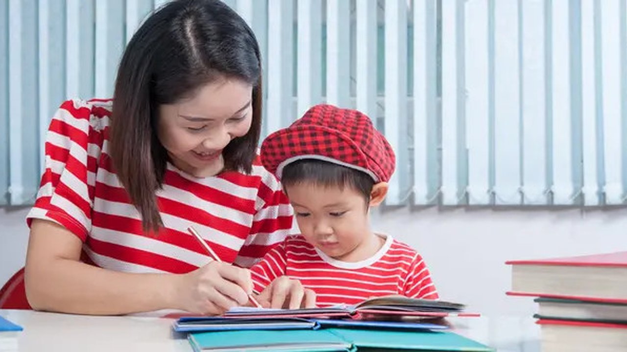 genus kid with mom/copyrightfreepik/fwstudio
