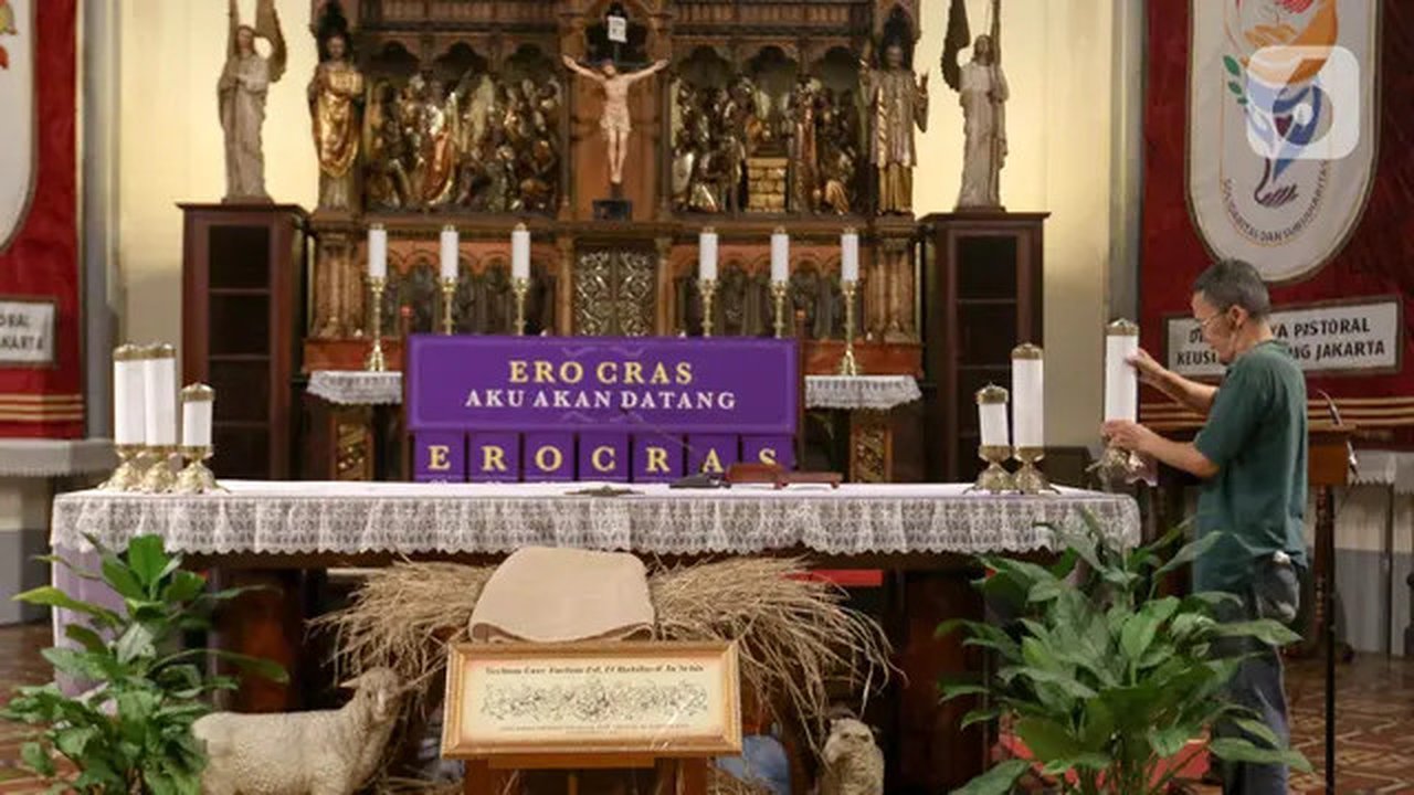 Menjelang perayaan Hari Raya Natal 2024, berbagai persiapan terus dilakukan pengurus Gereja Katedral Jakarta atau Gereja Santa Maria Diangkat Ke Surga. (Liputan6.com/Herman Zakharia)