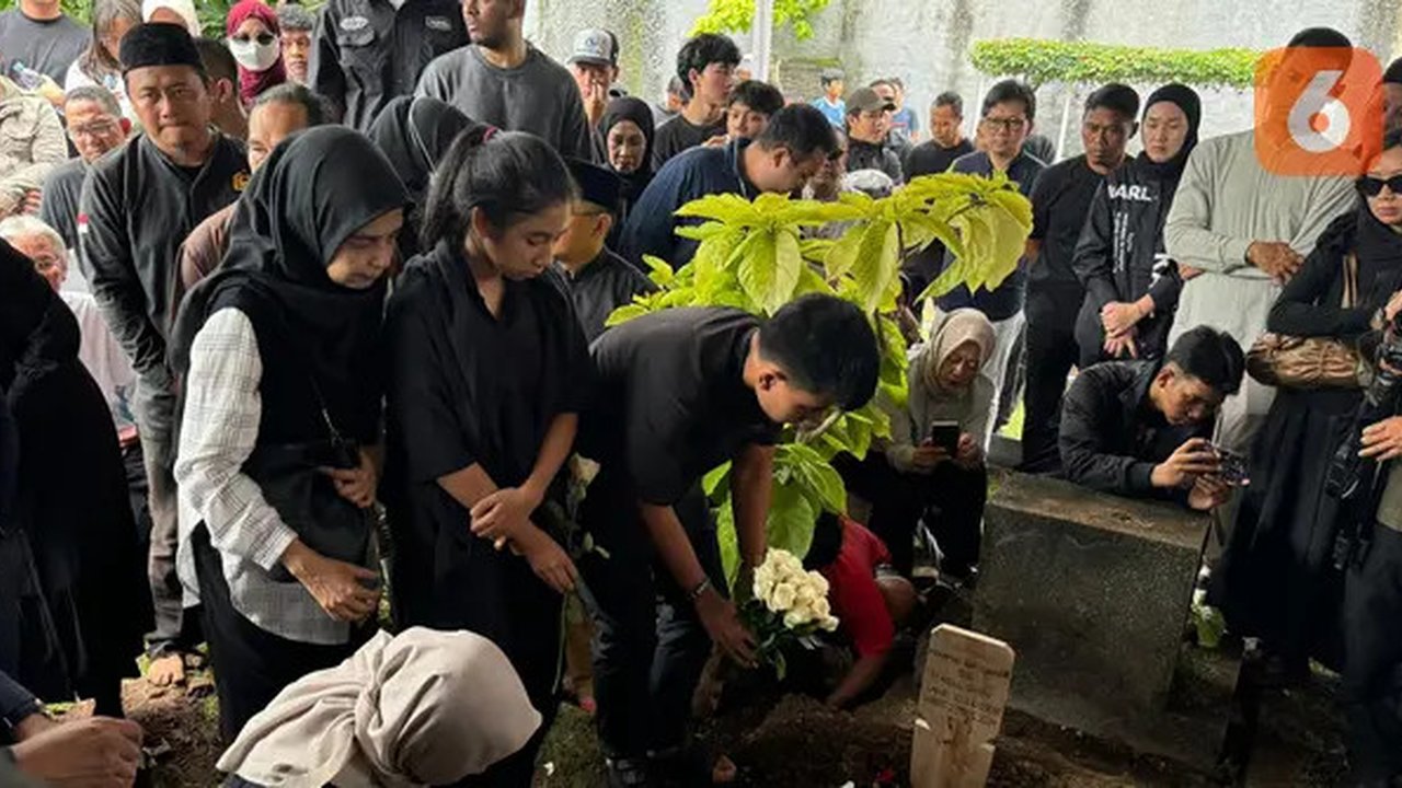 enin (23/12/2024) malam, dokter tim Persib, Raffi Ghani menghembuskan nafas terakhirnya diusianya yang ke 55 tahun karena sakit. Alm. Rafi Ghani dimakamkan di TPU Sirnaraga, Kota Bandung, Sel