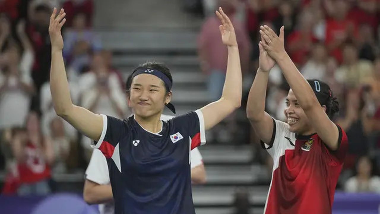 Pebulu tangkis tunggal putri Korea Selatan, An Se-young (kiri) dan lawannya, wakil Indonesia Gregoria Mariska Tunjung memberi aplaus kepada penonton usai berakhirnya laga semifinal nomor tung