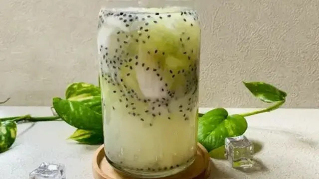 Resep es kuwut kelapa muda yang segar disajikan saat Lebaran. (dok. Cookpad @BundaArdhanKitchen)