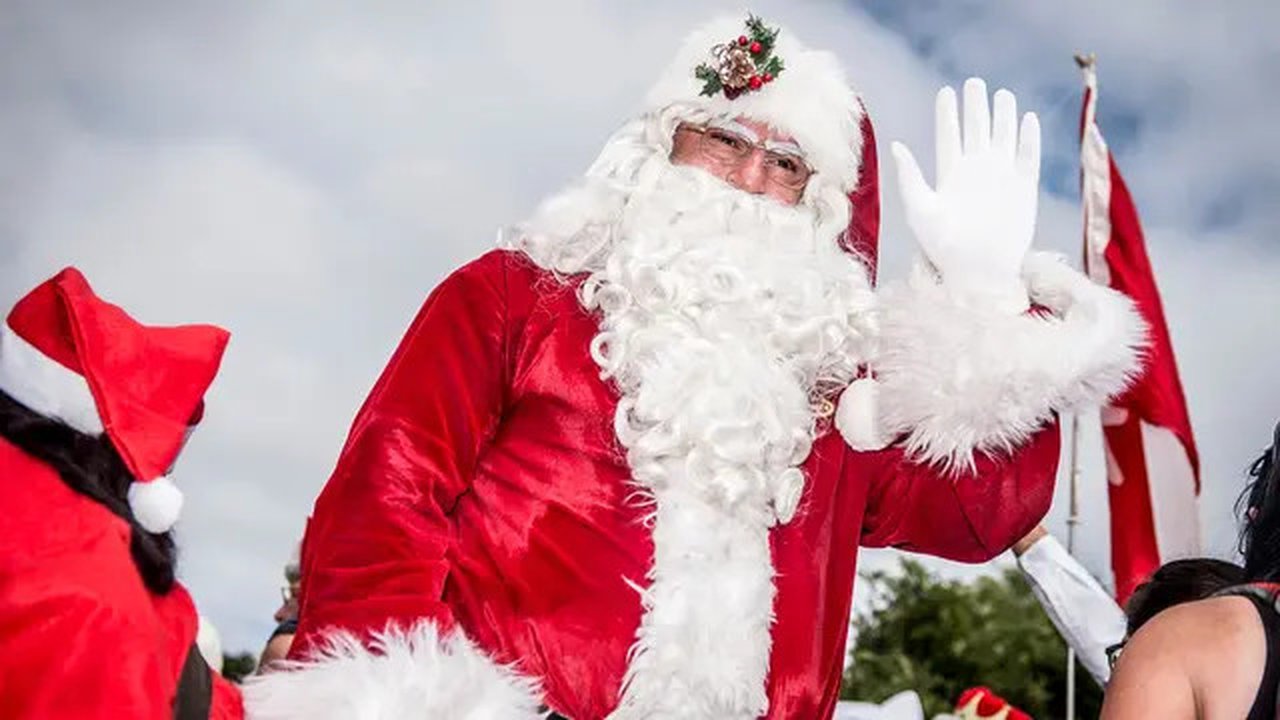 Santa Claus melambaikan tangan setibanya Kongres Dunia Sinterklas di Kopenhagen, Denmark, Senin (23/7). Kegiatan itu merupakan sarana dimana seluruh santa di dunia bisa bertemu dan melakukan