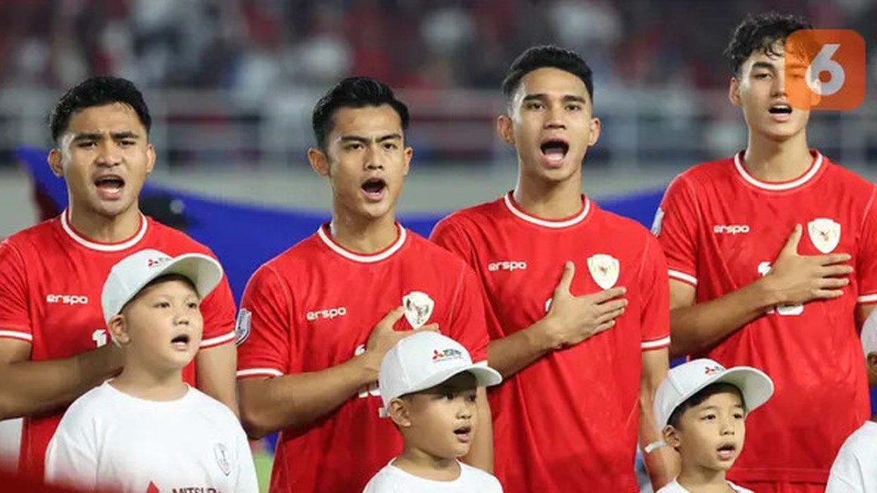 Pemain Timnas Indonesia, Asnawi Mangkualam, Pratama Arhan, Marselino Ferdinan, dan Rafael Struick menyanyikan lagu kebangsaan Indonesia Raya pada laga Grup B Piala AFF 2024 melawan Fi