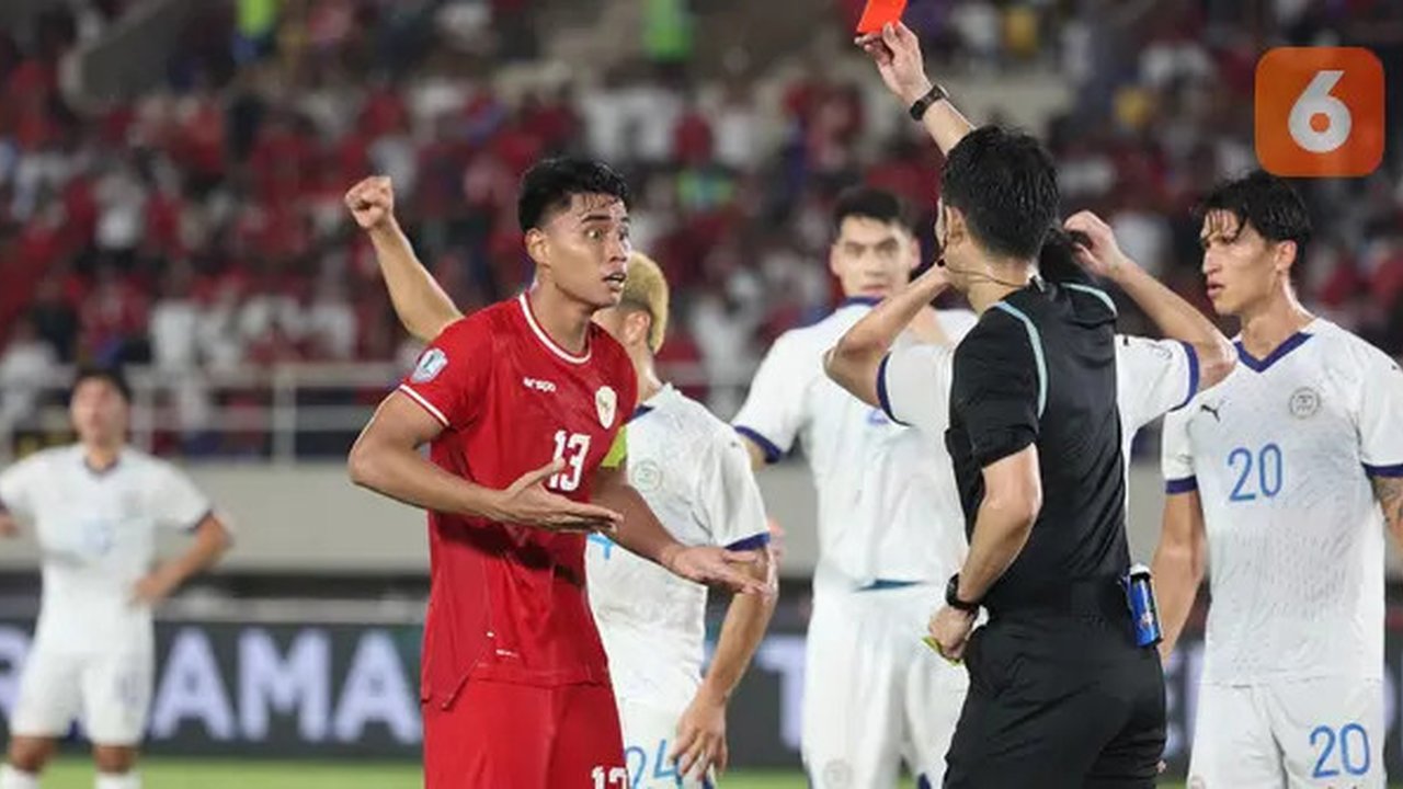 Pemain Timnas Indonesia, Muhammad Ferarri mendapatkan kartu merah dari wasit pada laga Grup B Piala AFF 2024 melawan Filipina yang berlangsung di Stadion Manahan, Solo, Jawa Tengah, S