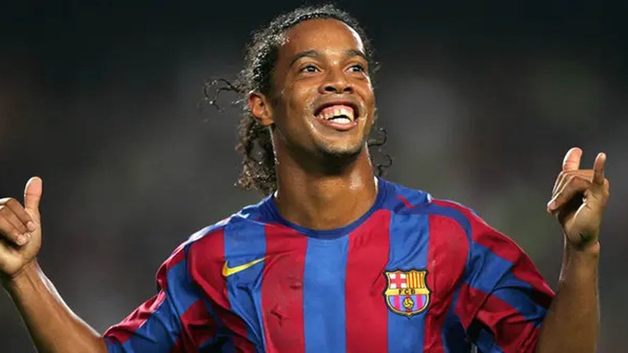 Ronaldinho meraih penghargaan Ballon d'Or 2005 setelah mampu mengantarkan Barcelona meraih gelar Liga Spanyol, Liga Champions, dan Liga Super Spanyol, serta Piala Konfederasi FIFA untuk Timna