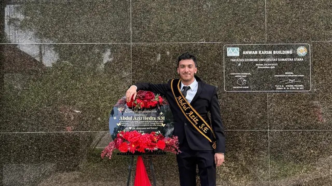 Penyanyi Aziz Hedra Lega Raih Gelar Sarjana Ekonomi (Foto: Istimewa)