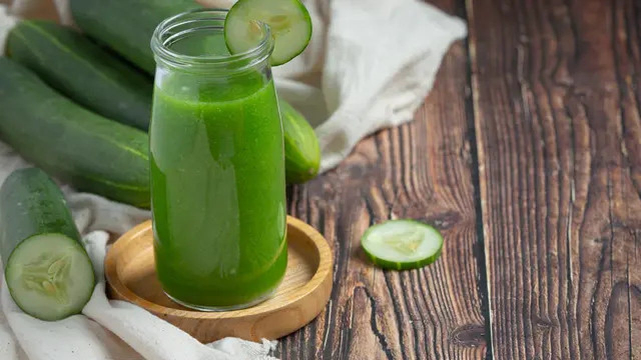 Ilustrasi jus mentimun segar penurun kolesterol/copyright freepik.com/jcomp