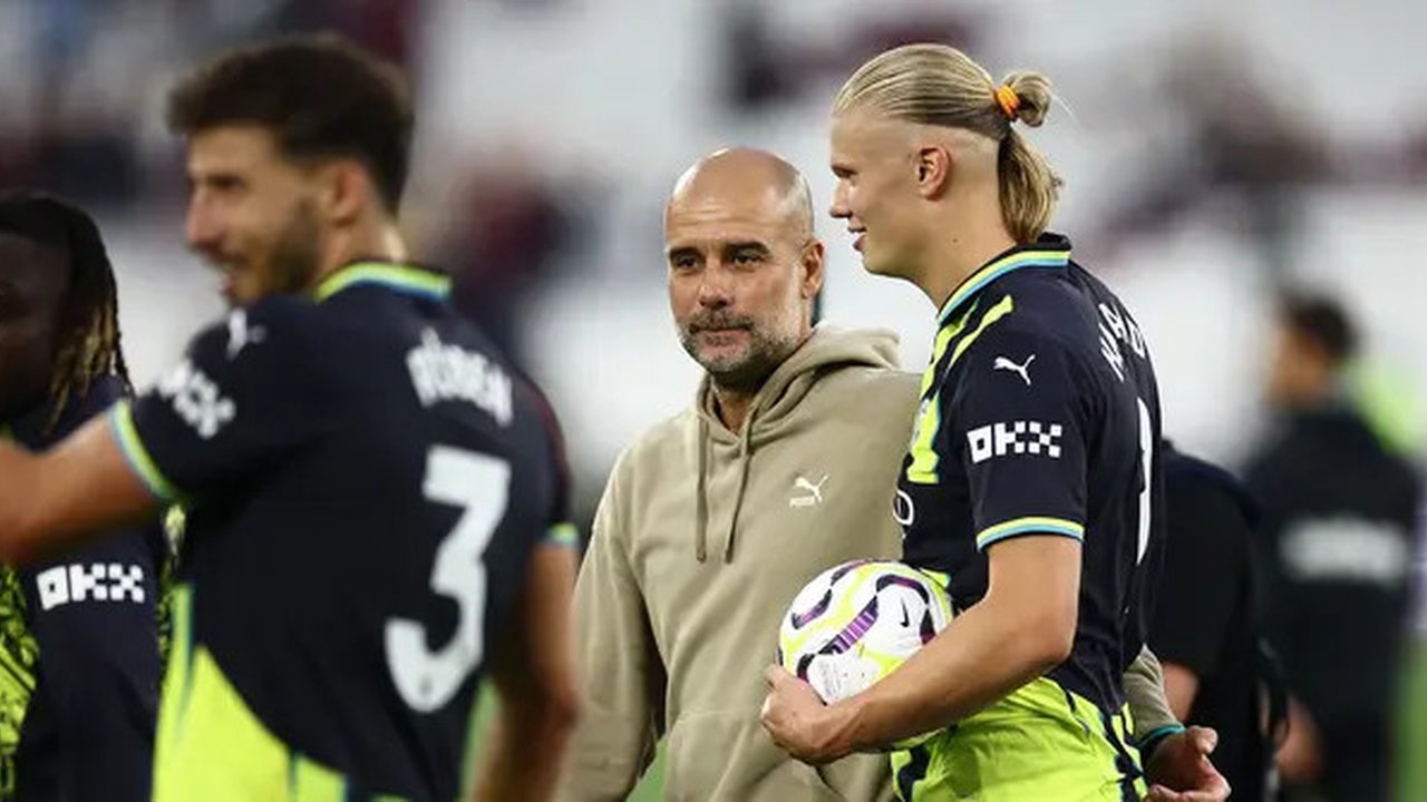 Pelatih Manchester City, Pep Guardiola (kedua kanan) berbincang dengan Erling Haaland (kanan) setelah laga lanjutan Liga Inggris 2024/2025 melawan West Ham United di London Stadium, London, I