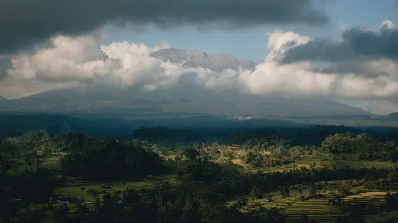 selain pantai, Sahabat Fimela bisa menikmati pemandangan indah gunung di Bali//copyright unsplash/florian giorgio