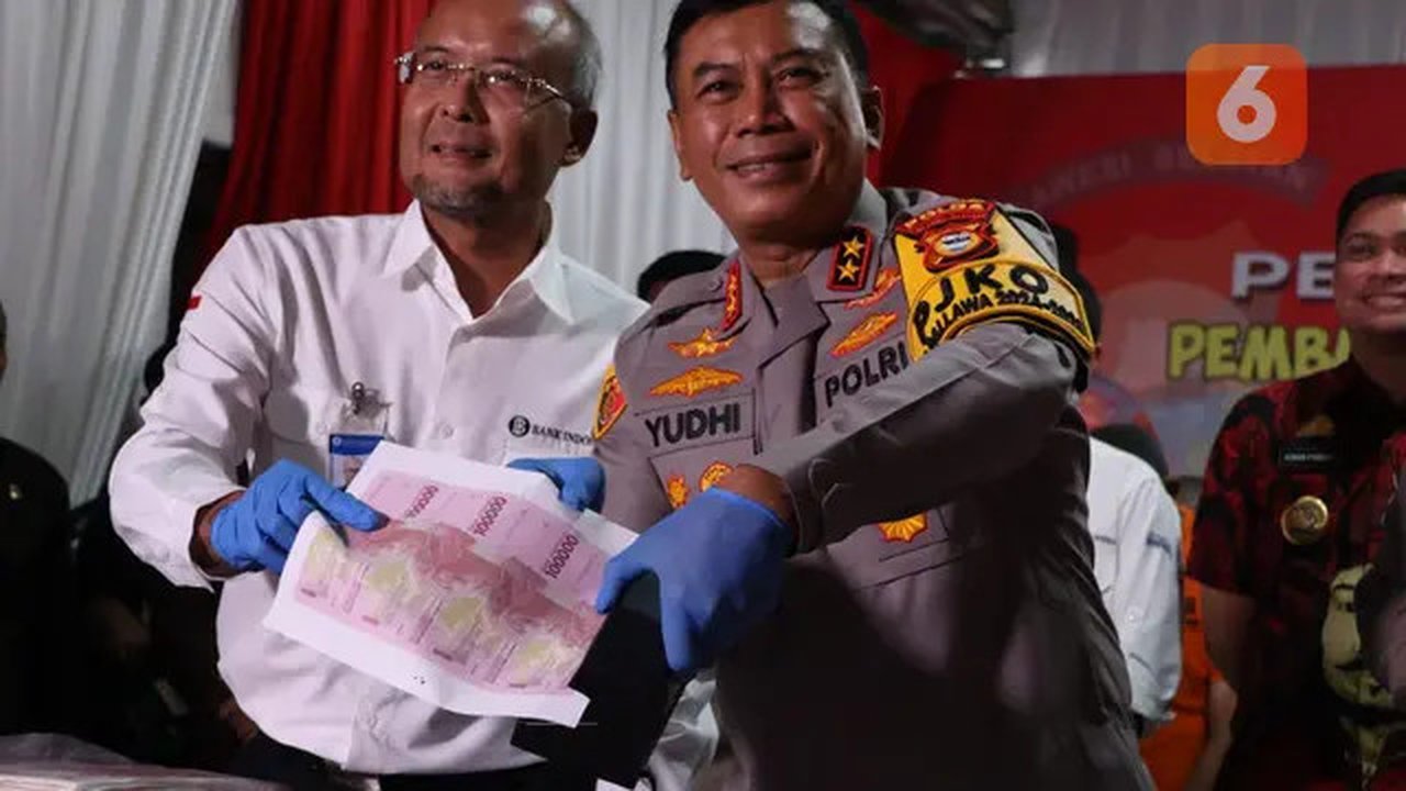 Kapolda Suslel Irjen Pol Yudhiawan pamerkan uang palsu (Liputan6.com/Fauzan)