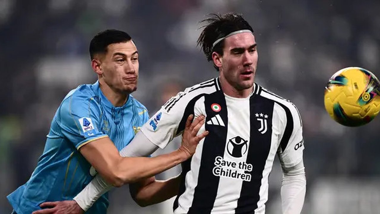 Bek Venezia asal Indonesia, Jay Idzes, berebut bola dengan penyerang Juventus asal Serbia, Dusan Vlahovic, dalam laga giornata 16 Serie A Liga Italia 2024/2025 di Allianz Stadium, Minggu (15/