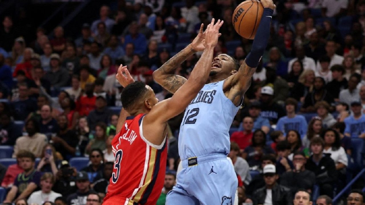 Bintang Memphis Grizzlies, Ja Morant, mencetak 25 poin sebelum meninggalkan lapangan akibat cedera bahu kanan saat timnya mengalahkan New Orleans Pelicans ...