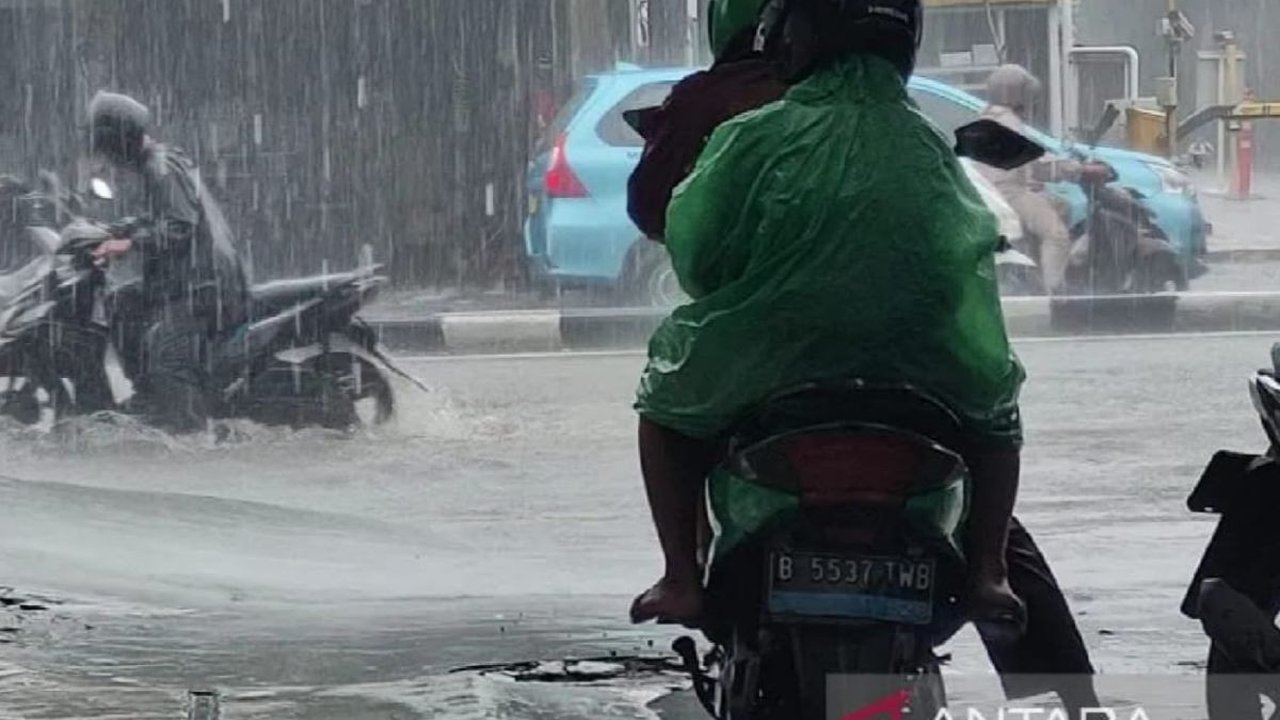 Direktorat Lalu Lintas (Ditlantas) Polda Metro Jaya masih membuka dua lokasi layanan SIM (Surat Izin Mengemudi) Keliling bagi masyarakat yang ingin mengurus ...