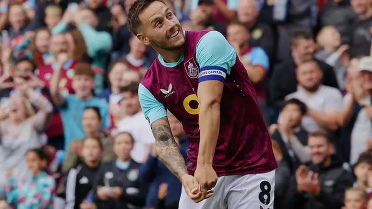 Kapten Burnley, Josh Brownhill masuk dalam rencana naturalisasi Timnas Malaysia. (Bola.com/Dok.Instagram Josh Brownhill).