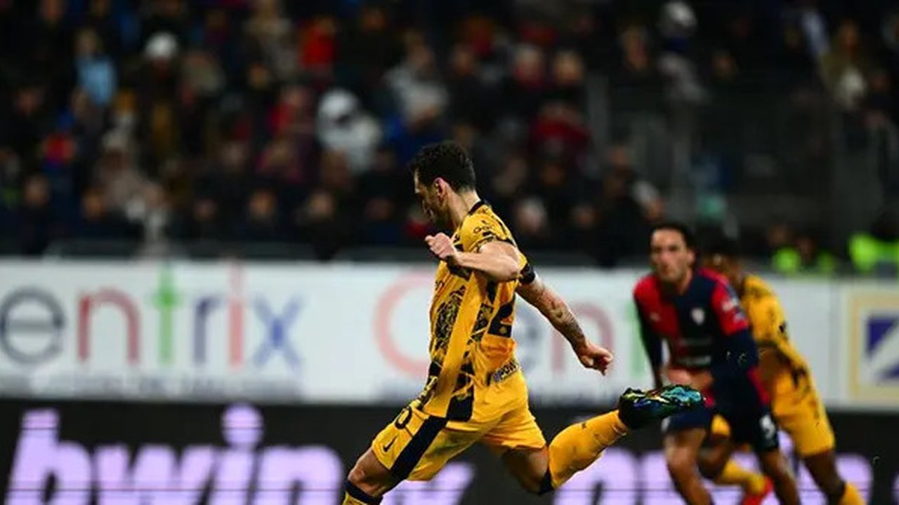 Momen pemain Inter Milan, Hakan Calhanoglu mencetak gol ke gawang Cagliari melalui eksekusi penalti. (X/Inter Milan)
