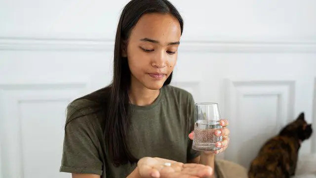 ilustrasi minum obat, sakit. (Freepik)