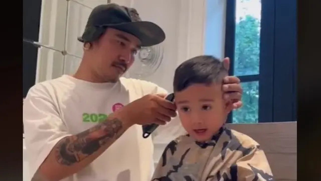 Keluarga Raffi Ahmad Punya Tukang Cukur Langganan, Berapa Bayarannya?  foto: TikTok @raffi_nagita