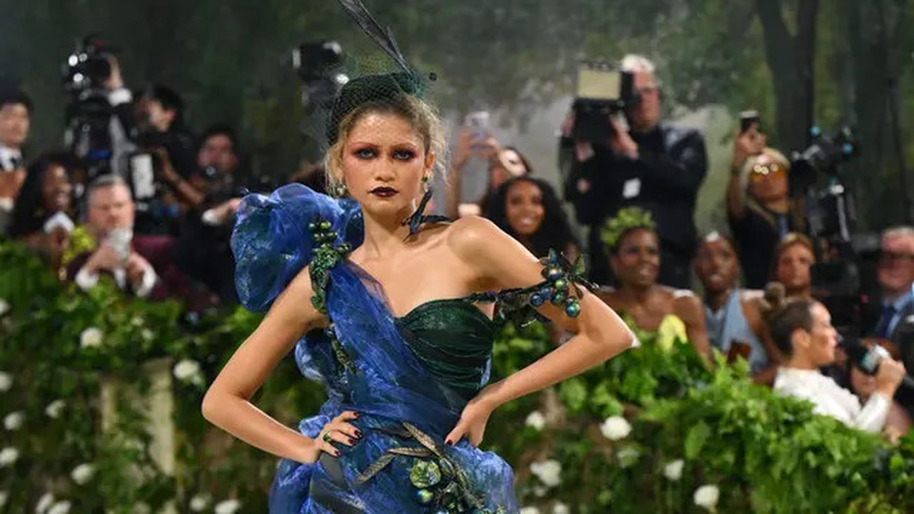 Aktris AS Zendaya tiba untuk acara Met Gala 2024 di Metropolitan Museum of Art, New York, Senin (6/5/2024). (Angela WEISS / AFP)