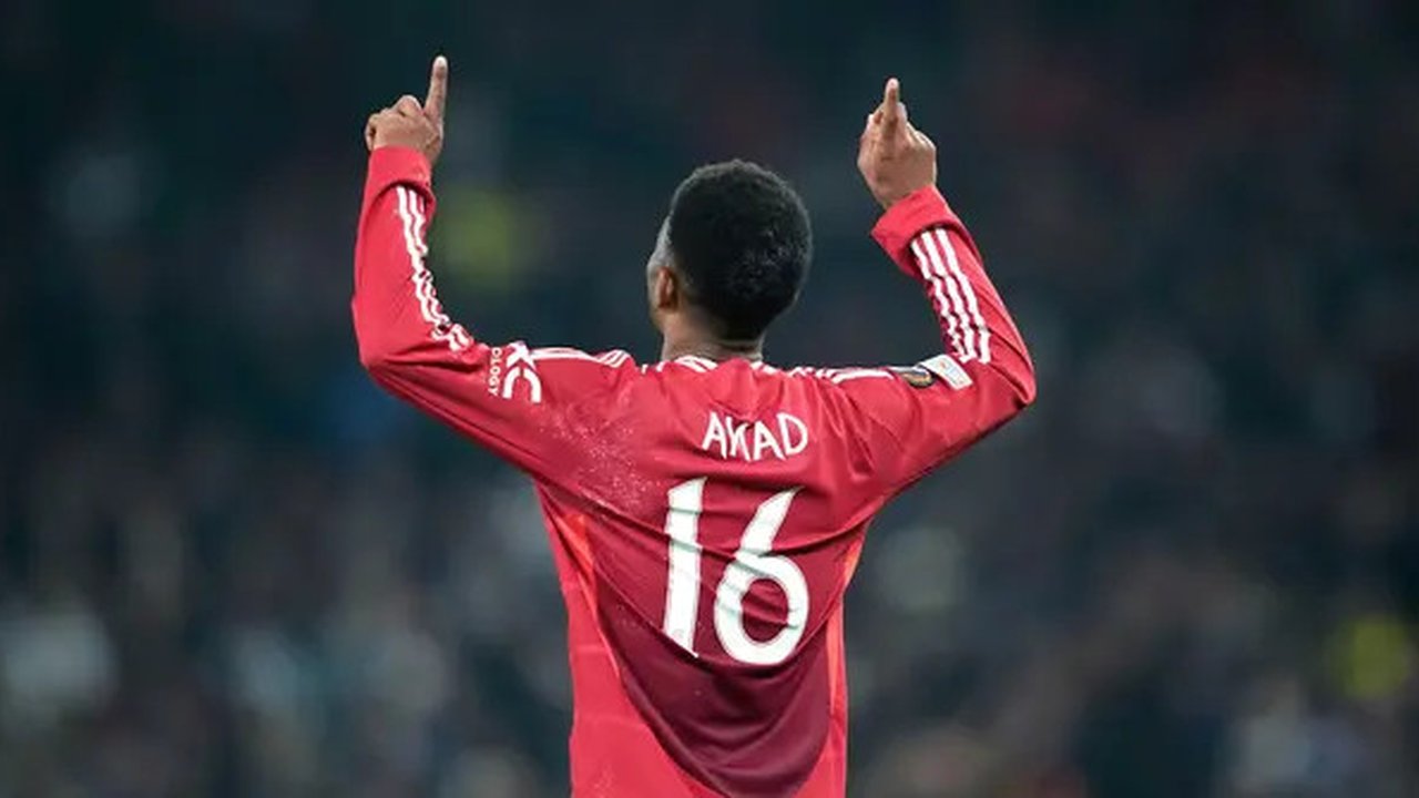 Pemain Manchester United, Amad Diallo, melakukan selebrasi setelah mencetak gol ke gawang PAOK pada laga Liga Europa 2024/2025 di Old Trafford, Jumat (8/11/2024). (AP Photo/Dave Thompson)