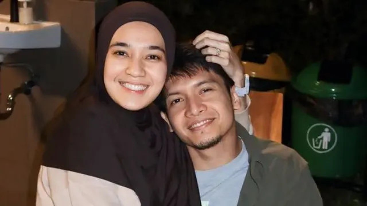 Dhini Aminarti tampil mengenakan kerudung coklat dipadukan gamis warna coklat muda. Dimas Seto mengenakan outer hijau drnhsn inner birunya. [@ryana_dea]
