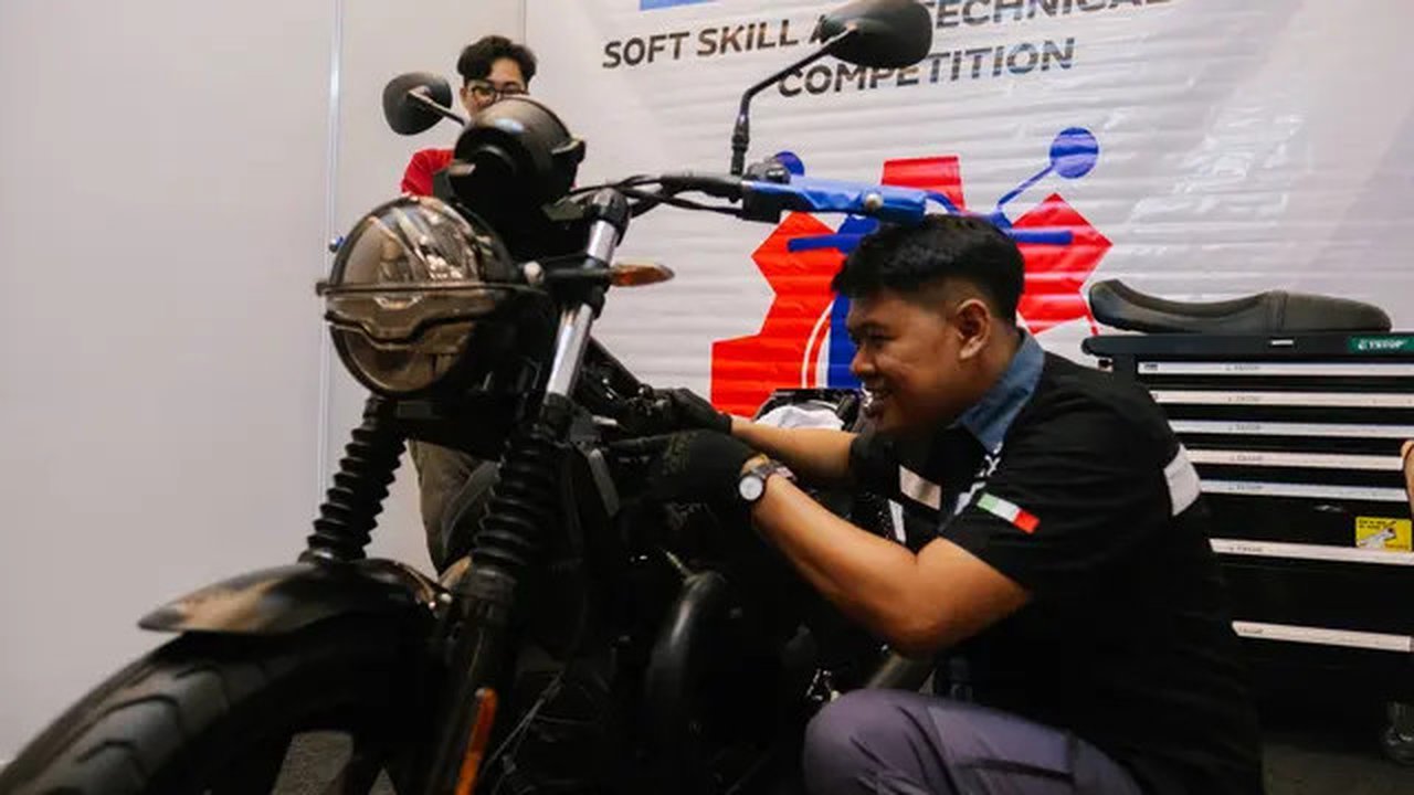 Peserta AFS Competition 2024 tengah diuji memeriksa sepeda motor. (Liputan6.com/ Rendy Yansah)