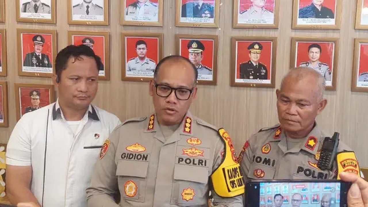 Kapolrestabes Medan, Kombes Pol Gidion Arif Setyawan, didampingi Kasi Propam, Kompol Tomi, dan Kasat Reskrim, Kompol Jama Kita Purba