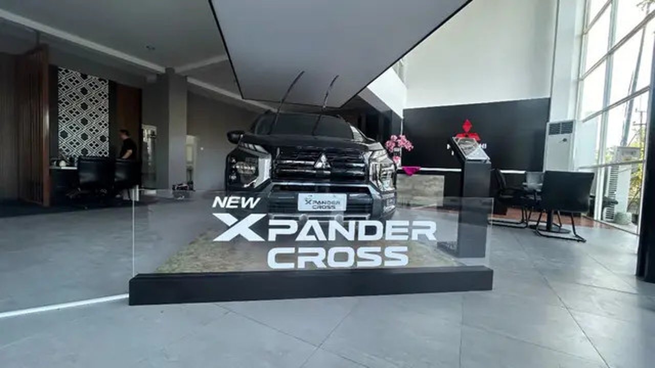Mitsubishi Xpander Cross menghiasi ruang pamer dealer resmi Mitsubishi Motors. (ist)
