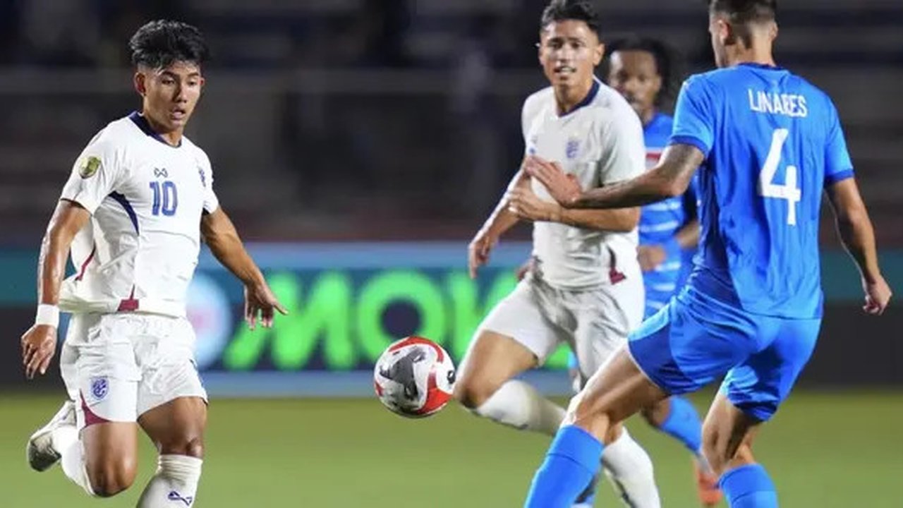 Penyerang Timnas Thailand berhadapan dengan bek Timnas Filipina, Kike Linares dalam laga semifinal leg pertama Piala AFF 2024 di Stadion Rizal Memorial, Manila, Jumat (27/12/2024). (Dok. Chan