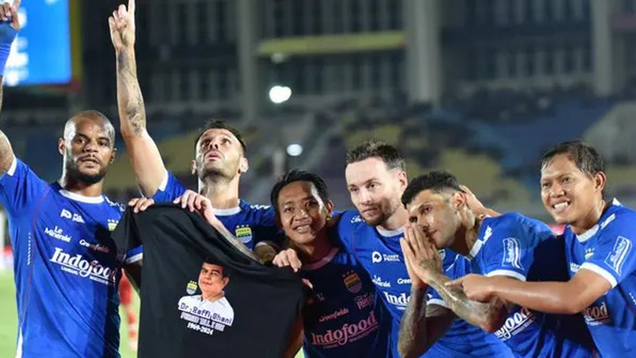 Persib Bandung juara paruh musim BRI Liga 1 2024/2025. (Bola.com/Dok.Persib Bandung).