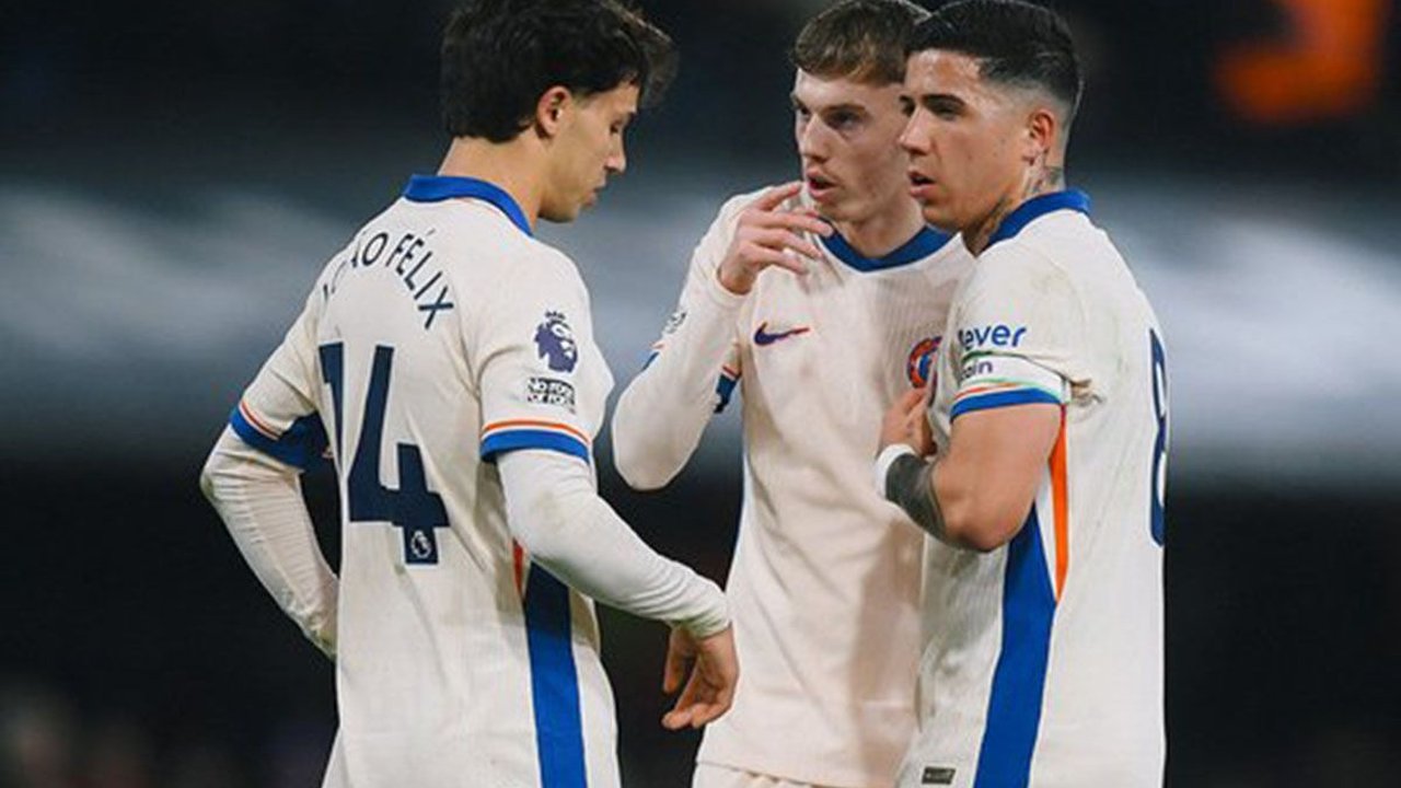 Tim papan bawah Ipswich Town mengukir kejutan dengan menundukkan Chelsea 2-0 pada pertandingan Liga Inggris di Portman Road, Ipswich, Senin setempat atau ...