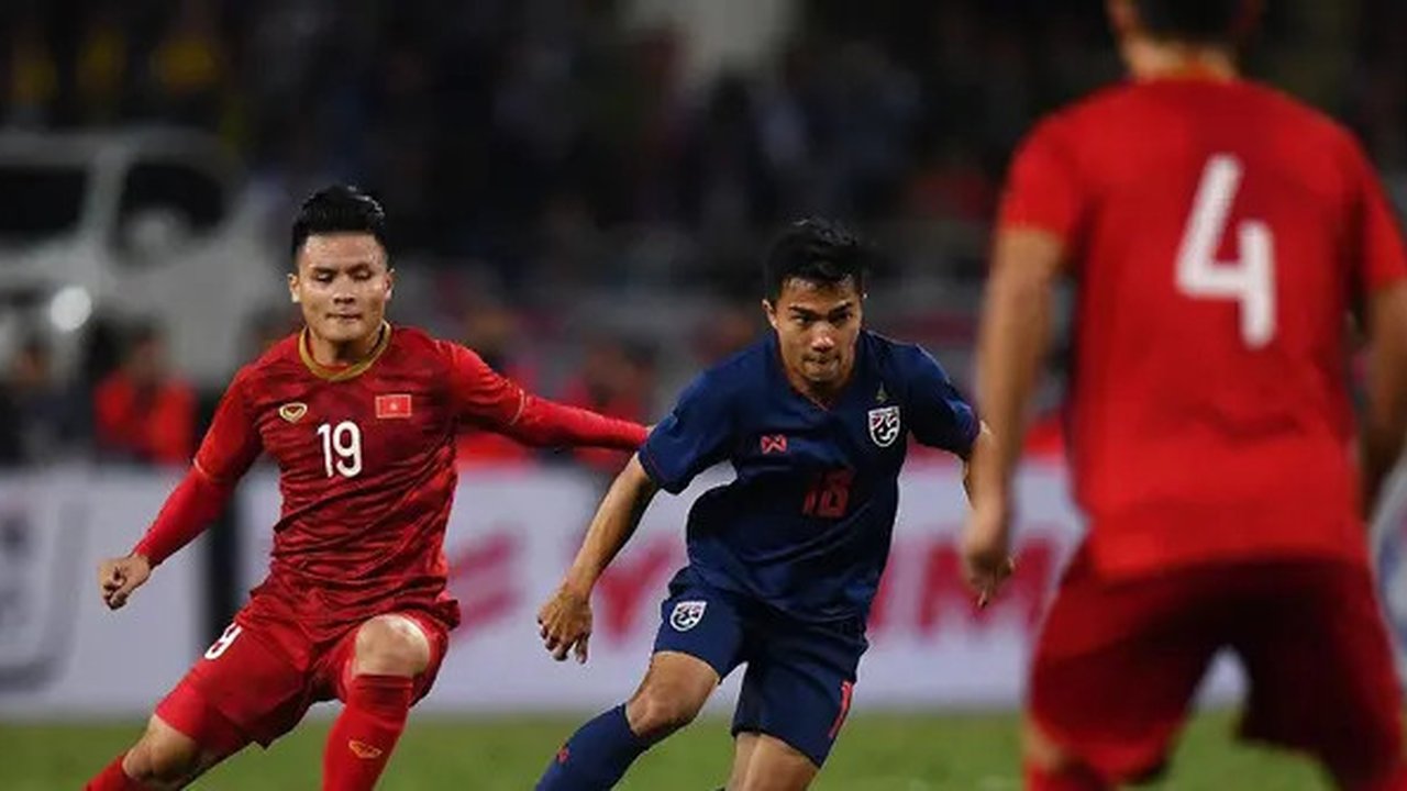 Gelandang Timnas Thailand, Chanathip Songkrasin, berduel dengan pemain Timnas Vietnam, Nguyen Quang Hai, dalam laga kelima Grup G kualifikasi Piala Dunia 2022 zona Asia di Stadion My Dinh, Ha