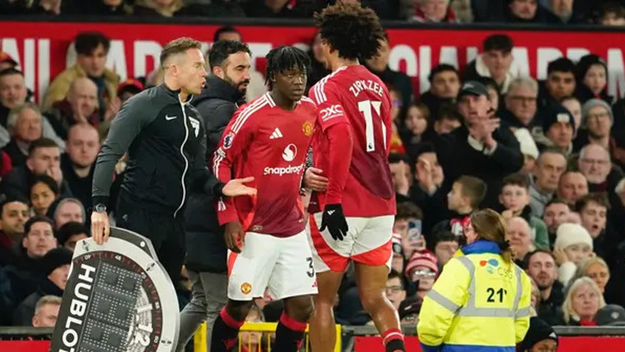 Penyerang Manchester United, Joshua Zirkzee, kanan, digantikan Kobbie Mainoo selama pertandingan Liga Primer Inggris antara Manchester United dan Newcastle di stadion Old Trafford di