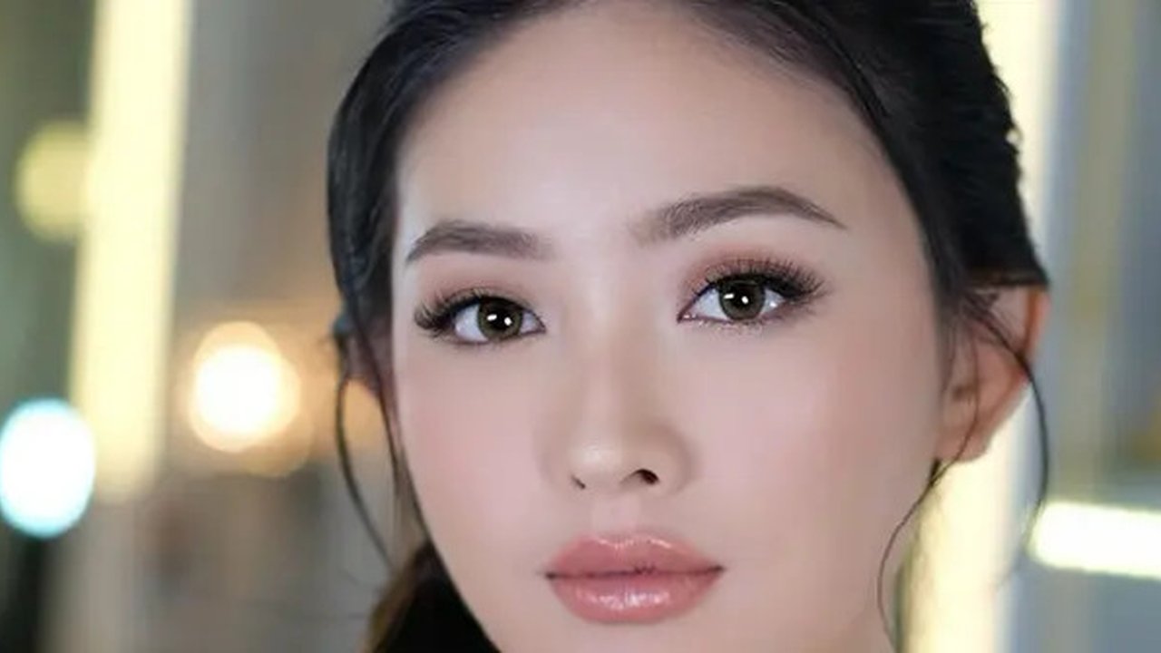 Lihat di sini tampilan cantik parpurna Natasha Wilona dipulas makeup glam natural. [@natashawilona12].