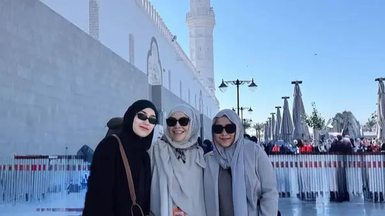Artis Pilih Laksanakan Umrah di Penghujung Tahun 2024. [@ayutingting92]