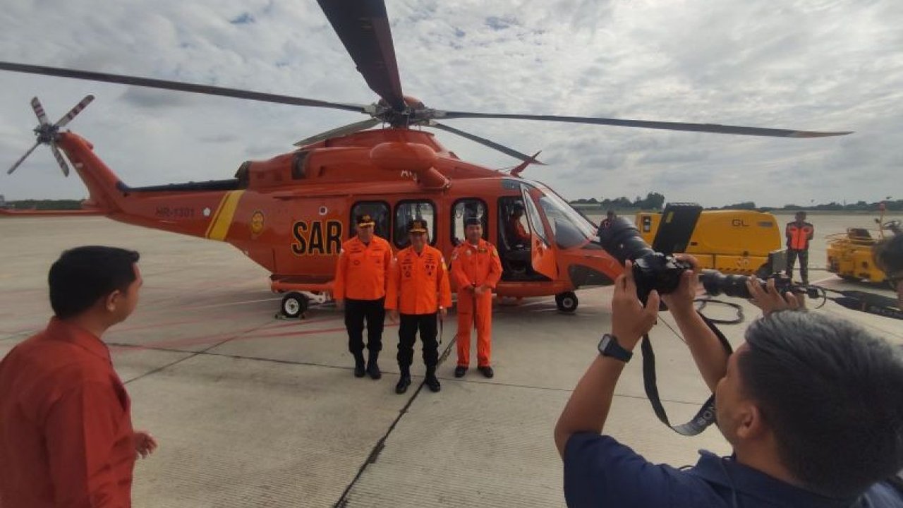 Badan Pencarian dan Pertolongan Nasional (Basarnas) bersama pewarta ANTARA melakukan patroli udara dalam rangka operasi keselamatan pergerakan masyarakat pada ...