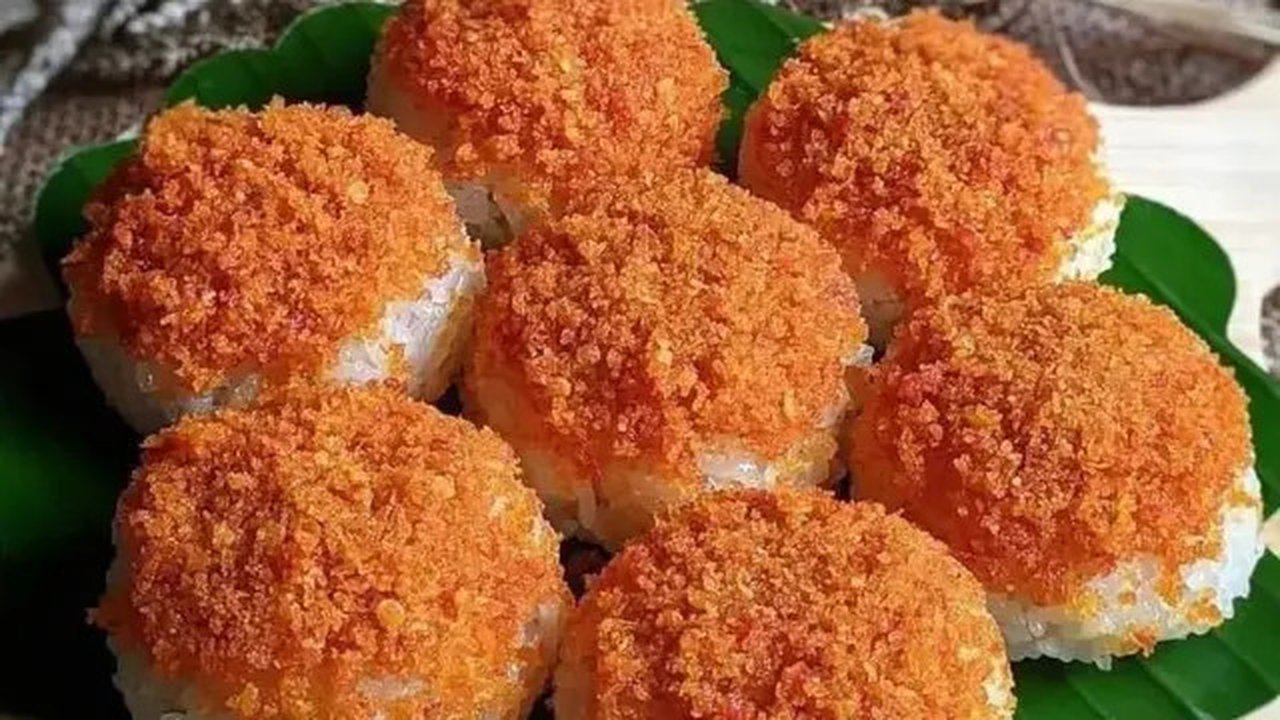 Sepiring ketan serundeng kelapa pedas manis. (Liputan6.com/IG/masakan.endul)