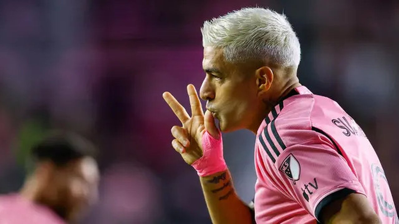 Pemain Inter Miami, Luis Suarez mencetak gol pembuka ke gawang Atlanta United pada laga leg pertama semifinal Wilayah Timur Piala Major League Soccer (MLS) Amerika yang berlangsung di Chase S