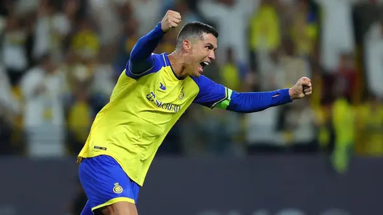 Pemain Al-Nassr, Cristiano Ronaldo melakukan selebrasi setelah mencetak gol penyeimbang 1-1 ke gawang Abha melalui ekseksusi tendangan bebas pada laga pekan ke-21 Liga Pro Arab Saudi 2022/202