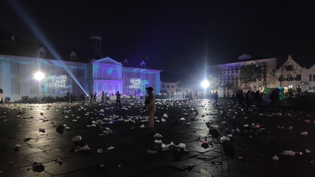Sampah yang berserakan masih menjadi tantangan bagi masyarakat dan pengelola kawasan wisata Kota Tua, Jakarta Barat, seusai perayaan malam tahun baru.Segera ...