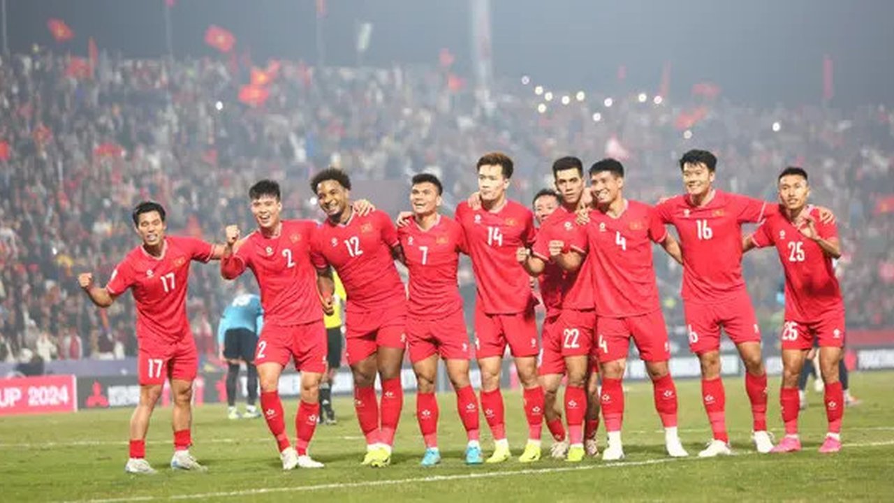 Timnas Vietnam merayakan keberhasilan ke final Piala AFF 2024 setelah mengalahkan Singapura dengan agregat 5-1. Pada semifinal kedua di Viet Tri Stadium, Minggu malam (29-12-2024), Vietnam